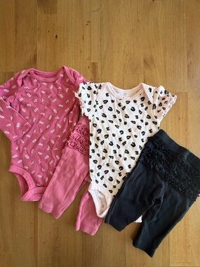 CARTER’S SET OF (2) OUTFITS